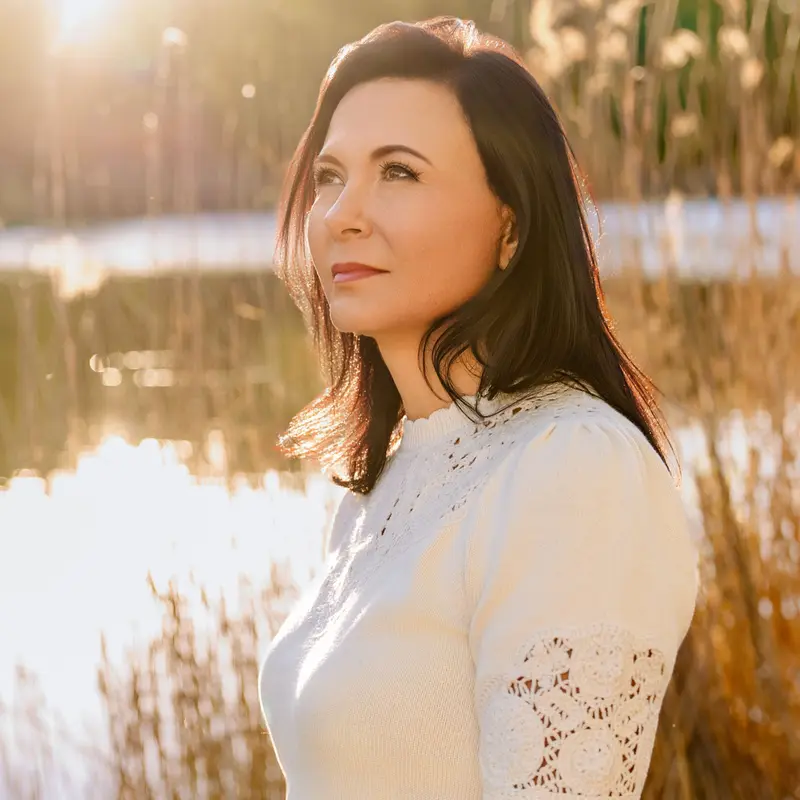 Veronika Helbig, Heilpraktikerin, im Abendlicht am See