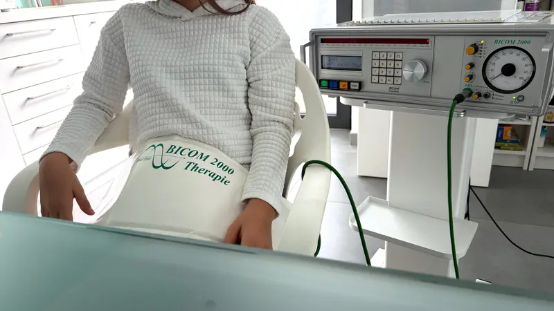 Patientin während einer Bioresonanz-Behandlung in der Praxis