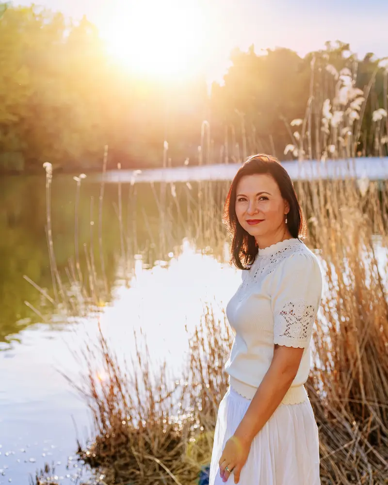 Veronika Helbig am Seeufer im Abendlicht